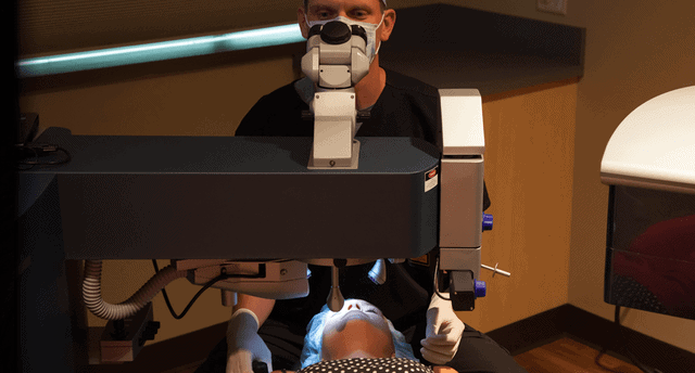 dr lance kugler performing lasik on kugler vision patient